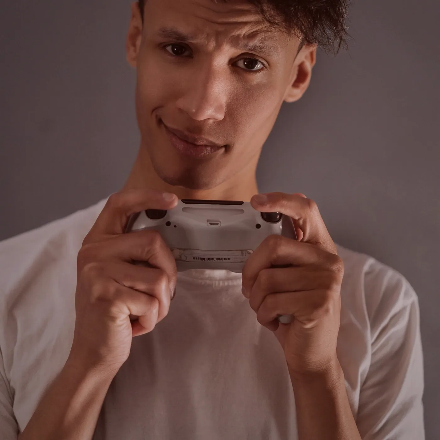 Telewizor z grą retro i dwa kontrolery na stoliku